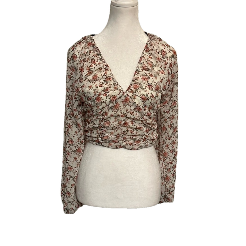FOREVER 21 Women’s Small floral long sleeve crop top.